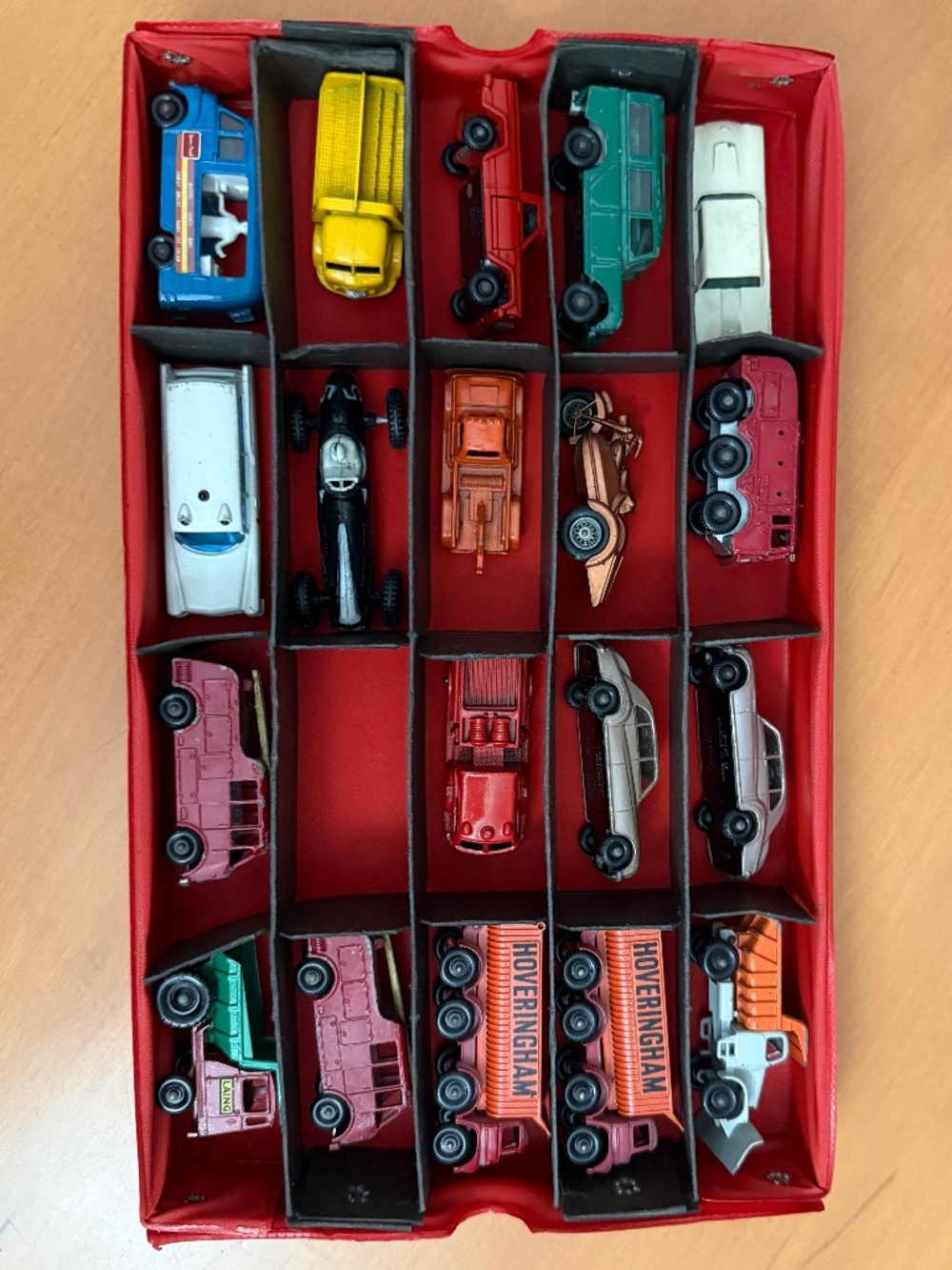 Vintage Mattel Miniature Car Carry Case w/ 31 Lesney Matchbox Cars - Picture 2 of 16